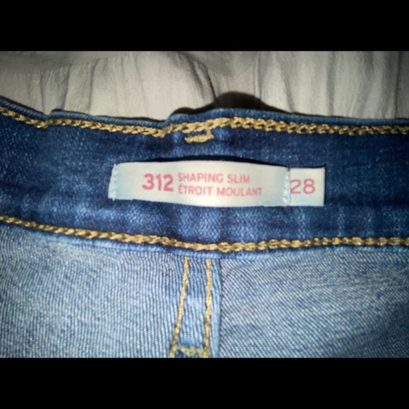 Levis Straight Leg - Picture 3 of 3